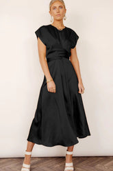 Robe mi-longue en satin à manches courtes et lien au dos